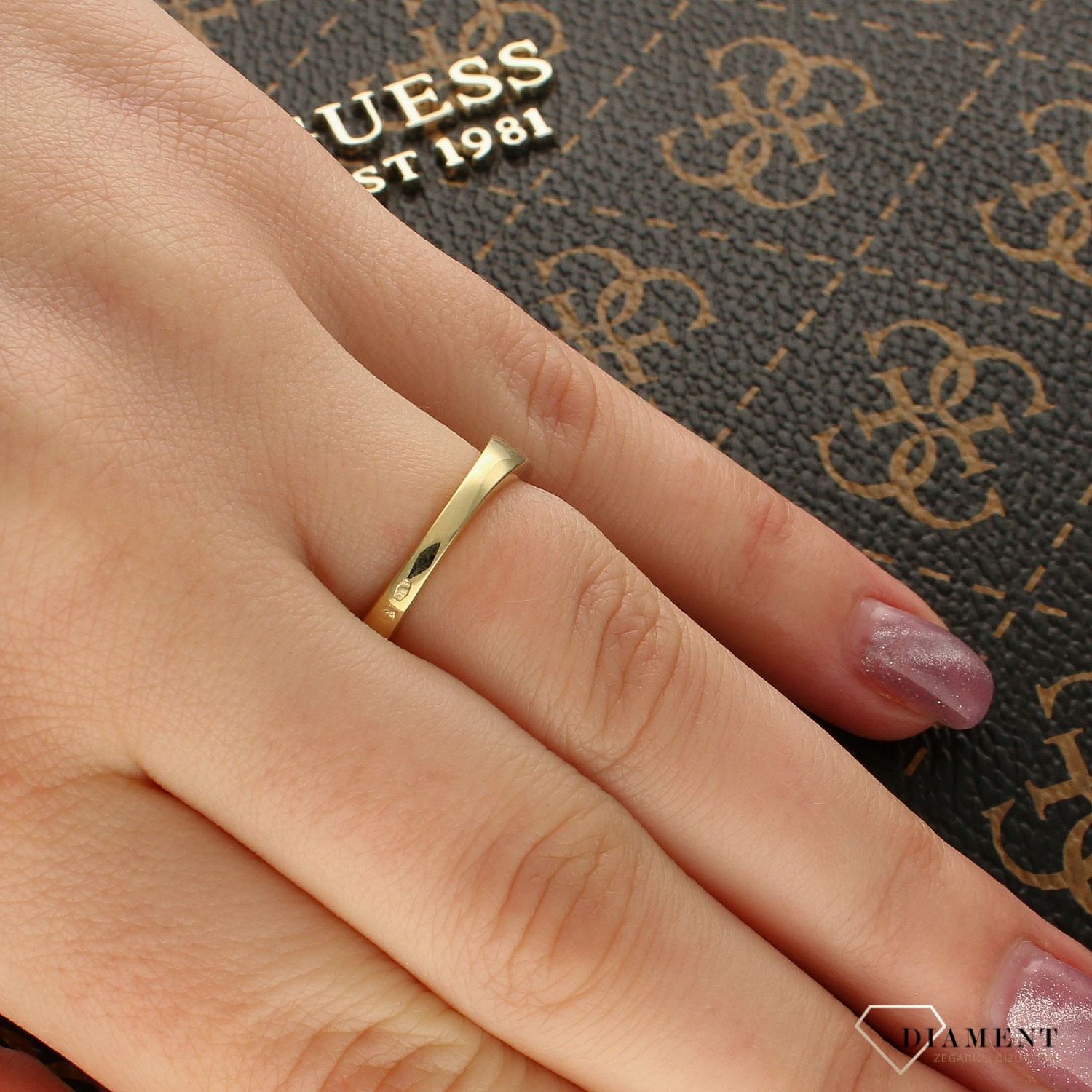 Złoty pierścionek z trzema diamentami szeroki model - rozmiar 13  Kod 987712.jpg